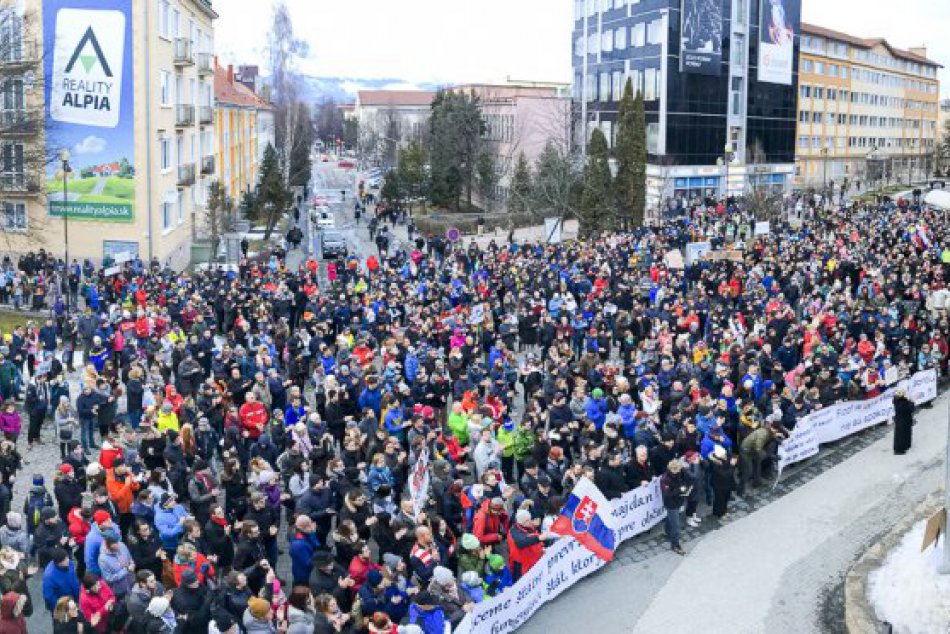 Ilustračný obrázok k článku Postavme sa za slušné Slovensko: Do ulíc vyrazili aj tisícky Popradčanov