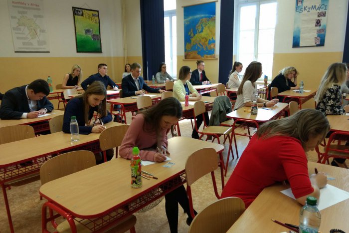 Ilustračný obrázok k článku Maturity začali aj na oranžovom gymnáziu v Spišskej: Boli sme sa na to pozrieť, FOTO