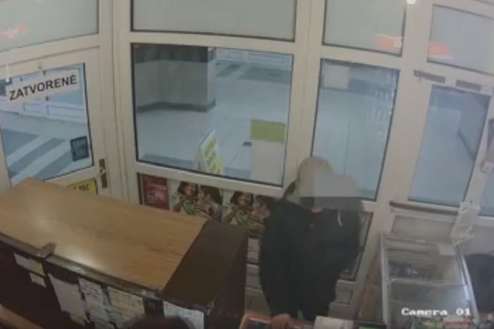 Ilustračný obrázok k článku Polícia rieši lúpež v žilinskom obchode: Mladíkovi (22) hrozí basa, VIDEO z akcie