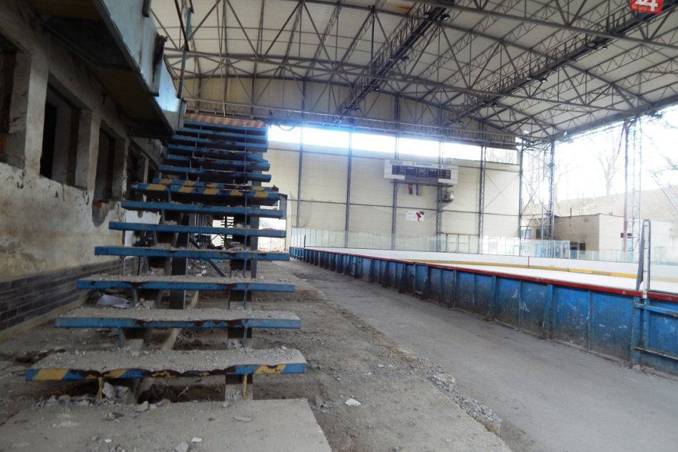 Ilustračný obrázok k článku Problém pri rekonštrukcii zimáku: Žiarsky štadión opäť trápi voda!
