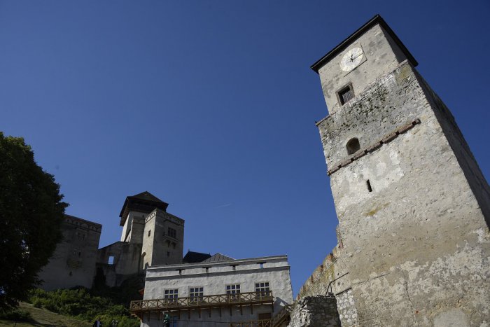 Ilustračný obrázok k článku Trenčiansky hrad o niečo atraktívnejší: Napomohli tomu stredoškoláci