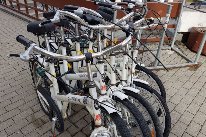Ilustračný obrázok k článku Útok na biele bicykle: Vandali prestrihávajú brzdové lanká a polievajú sedadlá olejom