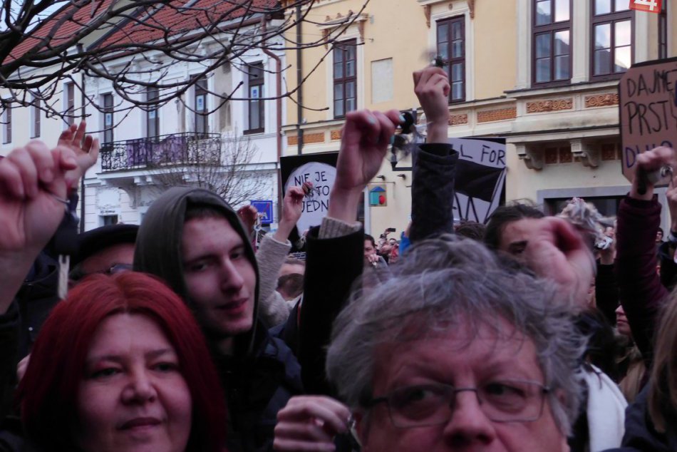 Ilustračný obrázok k článku Ľudia v Trnave opäť vyšli do ulíc: Na zhromaždení štrngali kľúčmi, FOTO + VIDEO