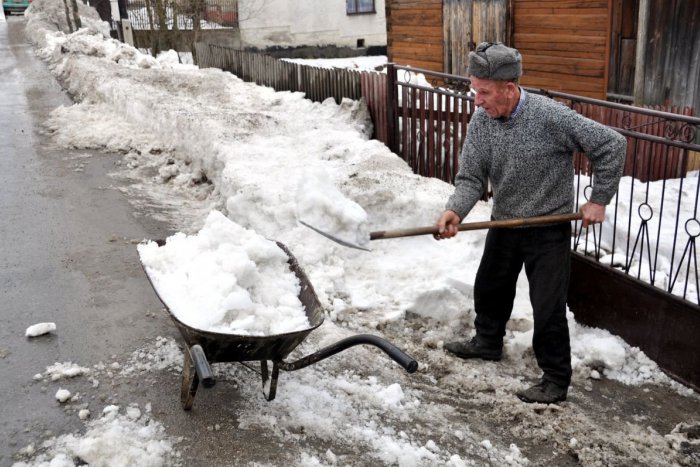 Ilustračný obrázok k článku Dobrá správa: Ľudia už nebudú musieť odpratávať sneh z obecných chodníkov
