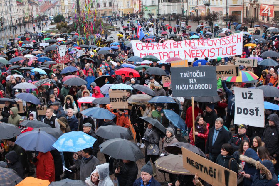 Ilustračný obrázok k článku FOTO: Ani dážď neodradil Bystričanov. Na námestí sa zišli tisíce ľudí
