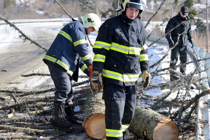 Ilustračný obrázok k článku Vietor lámal stromy aj v okrese Brezno, od rána mali hasiči viacero výjazdov