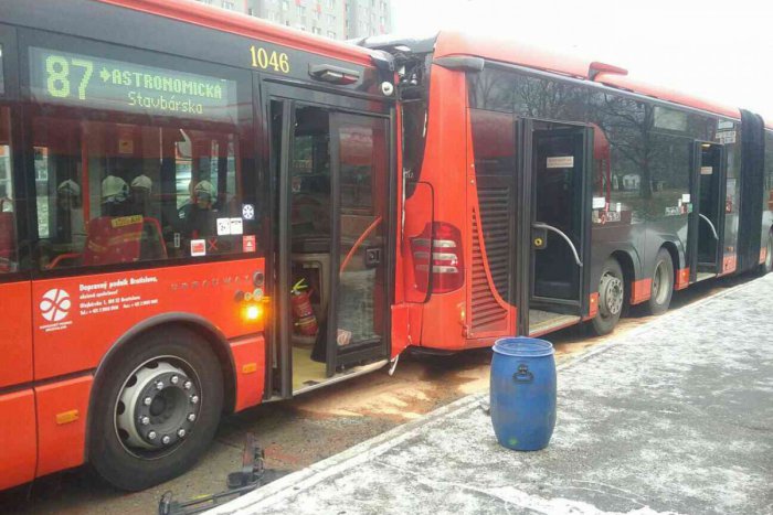 Ilustračný obrázok k článku V Petržalke sa zrazili autobusy. Na mieste zasahujú hasiči