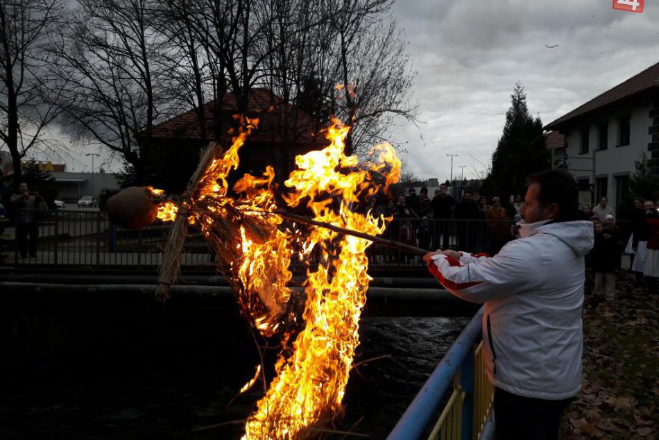 Ilustračný obrázok k článku FOTO: Spálili ju a utopili, v Zlatých Moravciach sa vynášala Morena
