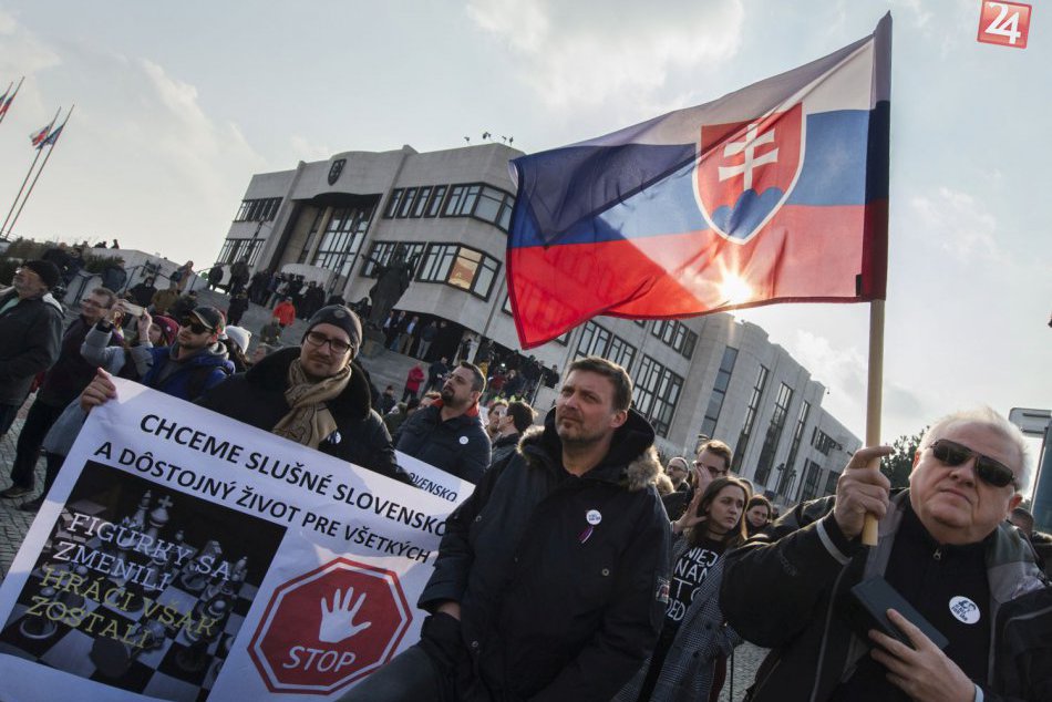 Ilustračný obrázok k článku FOTO: Ľudia pred NR SR demonštrovali proti vysloveniu dôvery Pellegriniho vláde