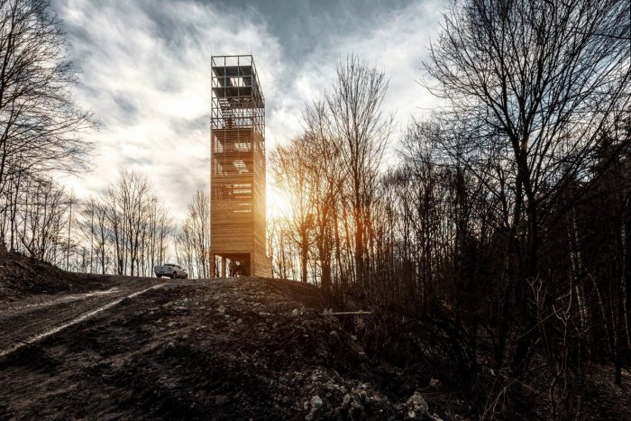 Ilustračný obrázok k článku Vyhliadková veža na Dubni je spristupnená: Mesto však návštevníkov o niečo žiada...