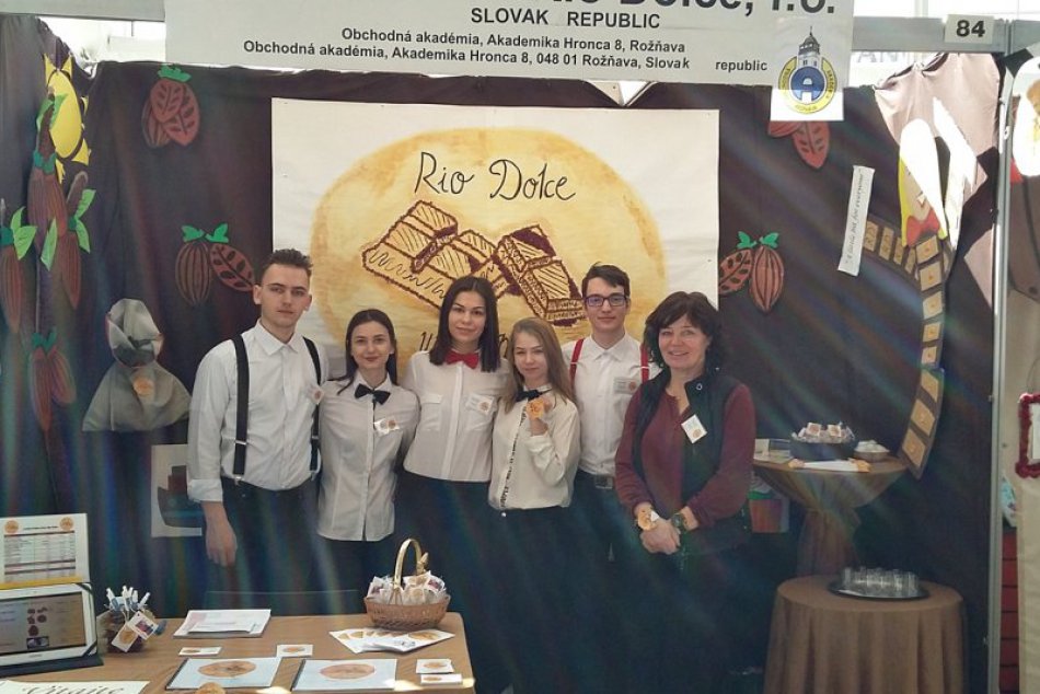 Ilustračný obrázok k článku Medzinárodný veľtrh cvičných firiem: Obchodná akadémia Rožňava v Prahe úspešná, FOTO