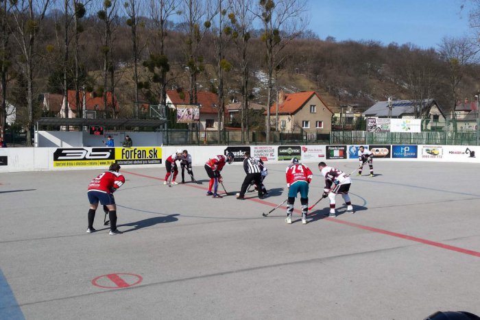 Ilustračný obrázok k článku Každé kolo sa v Prešovskej hokejbalovej lige dejú veci: Skvelú formu majú mladíci