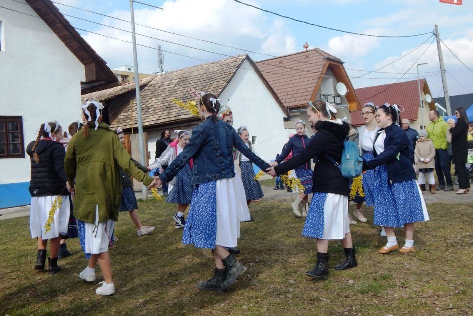 Ilustračný obrázok k článku Šibačka s folkloristami: Veľkú noc v Žiari oslávime v Svätokrížskom dome