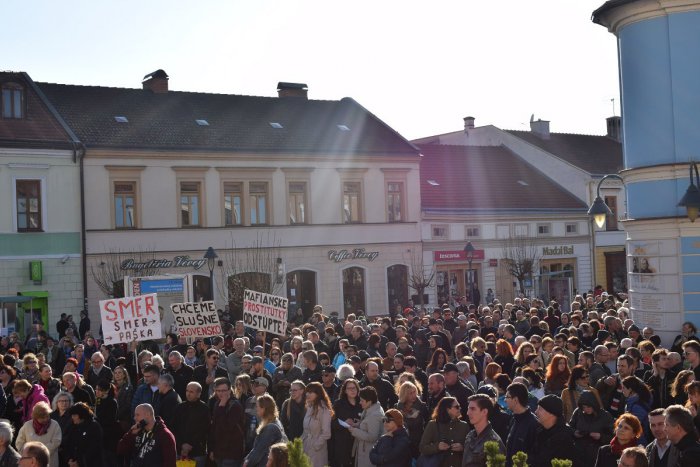 Ilustračný obrázok k článku Trenčín za slušné Slovensko: Protesty sa opäť vrátili do ulíc! FOTO