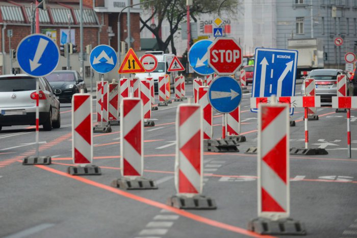 Ilustračný obrázok k článku Cez víkend sa začína oprava Kazanskej ulice. Vodiči, pripravte sa na dopravné obmedzenia!