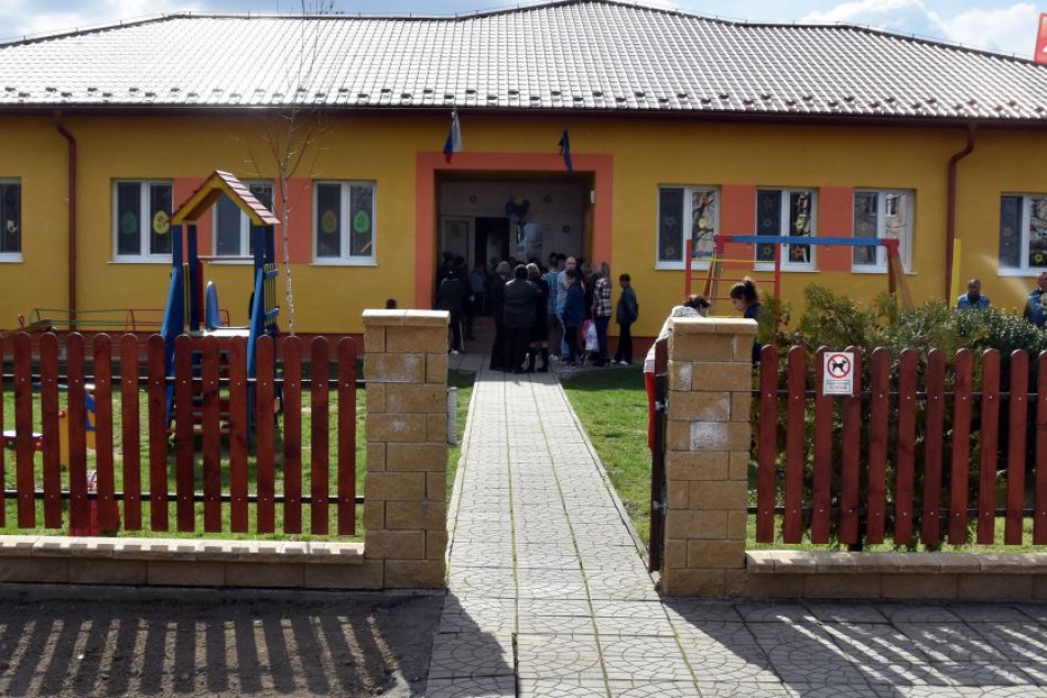 Ilustračný obrázok k článku Michalovskú dedinu navštívili ministri: Za ich prítomnosti odovzdali do užívania obnovenú škôlku