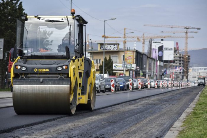Ilustračný obrázok k článku Na Bajkalskej ulici opravujú cestu. Vodiči musia byť trpezliví