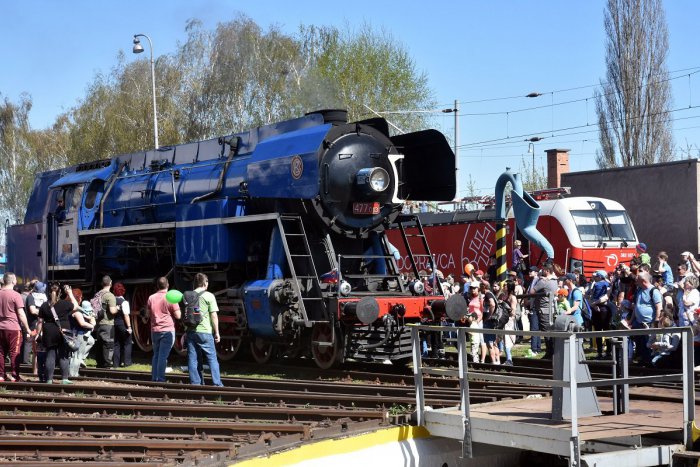 Ilustračný obrázok k článku Rušňoparáda prilákala tisíce ľudí, FOTO: Nechýbali najväčšie železničné skvosty!