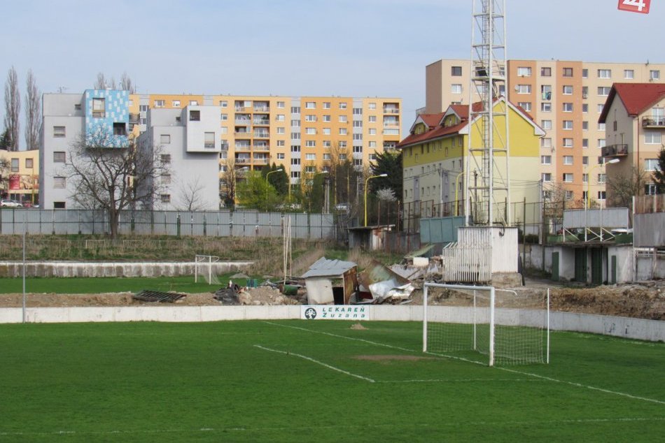 Ilustračný obrázok k článku Štadión stále nie je: Poslanci schválili návrh na odvolanie konateľov Futbal Tatran Arény