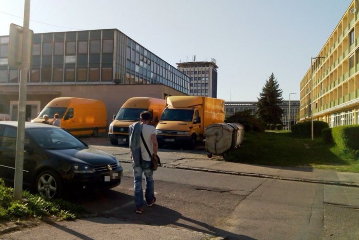 Ilustračný obrázok k článku Žiarčan Lukáš má toho dosť: Čo na parkovanie za poštou hovoria kompetentní? FOTO