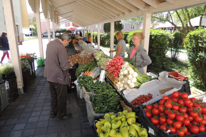 Ilustračný obrázok k článku Ovocie a zelenina spoza kulturáku: Žiarčanom už slúži nová tržnica