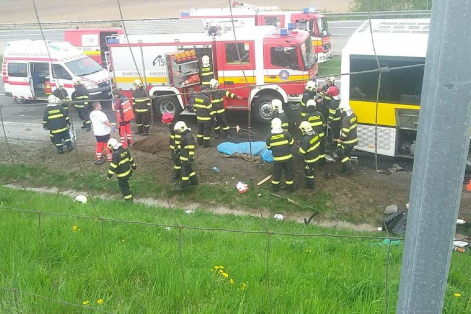 Ilustračný obrázok k článku Aký je stav zranených po nehode autobusu a kamióna na R1? V nemocniciach zostáva 5 ľudí