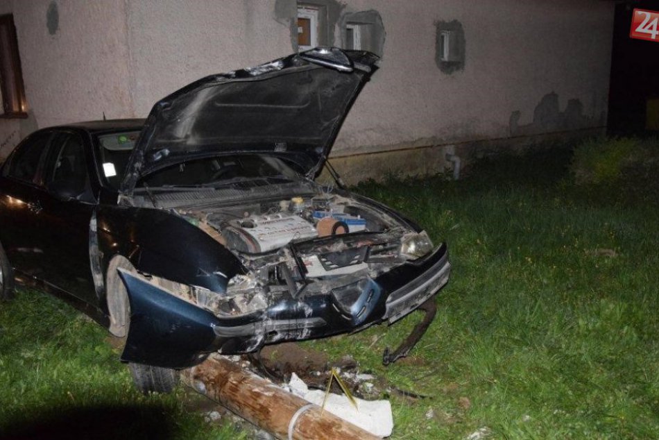 Ilustračný obrázok k článku Nehoda v okrese Michalovce: Auto narazilo do stĺpa, vodič nafúkal 1,85 promile