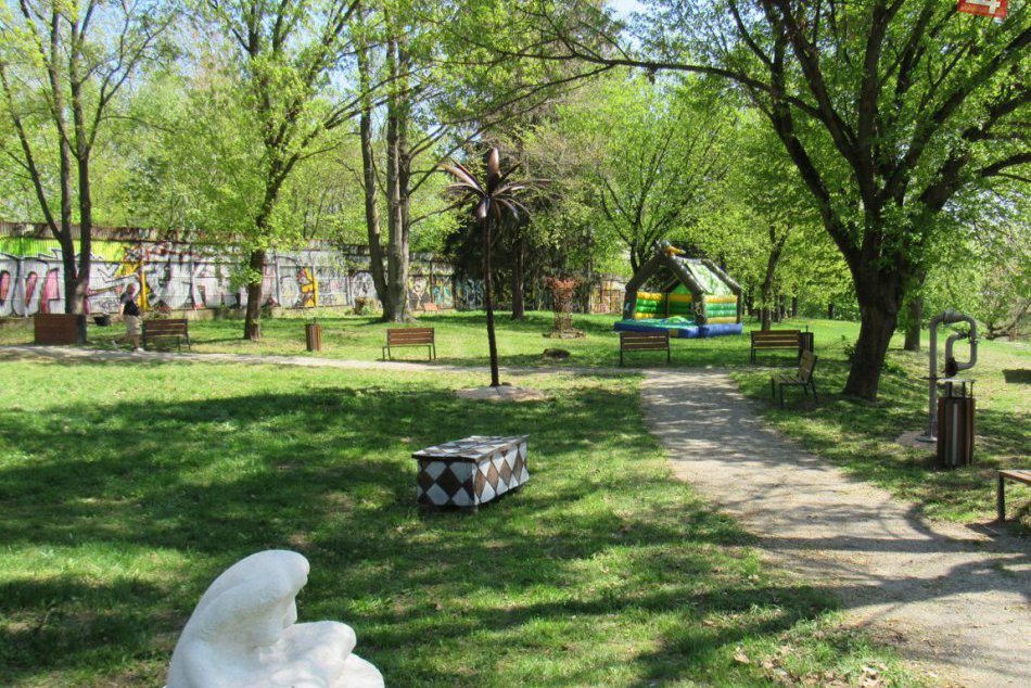 Ilustračný obrázok k článku Pri amfiteátri v Prešove môžeme obdivovať umelecké diela: Sochársky park v OBRAZOCH