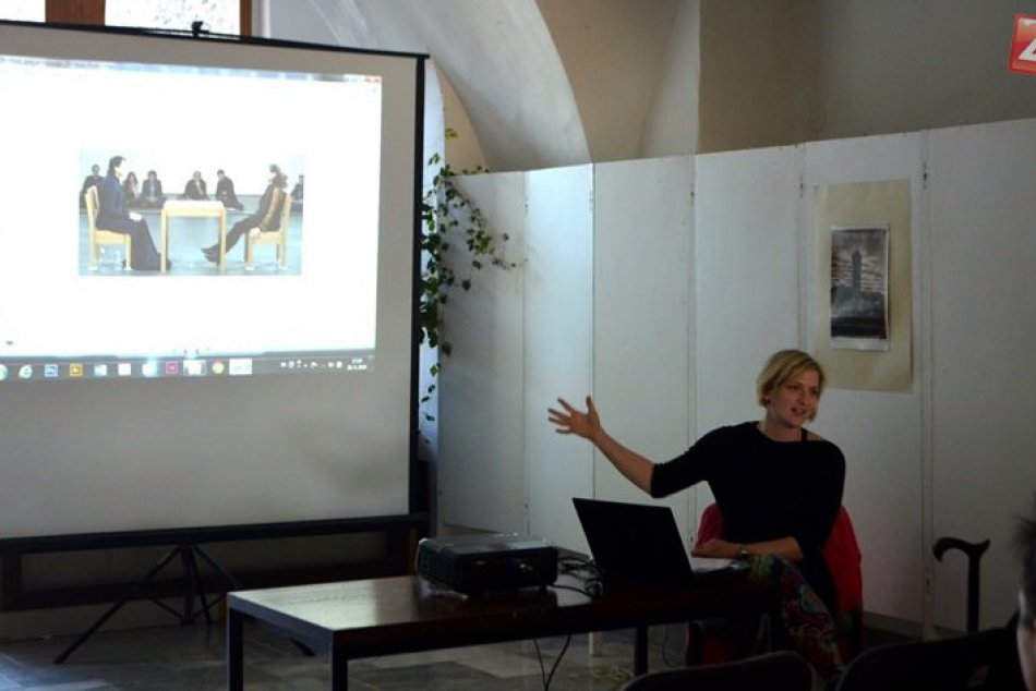 Ilustračný obrázok k článku Kapitoly ku kritike umenia na Slovensku: FOTO z prednášky Silvie L. Čúzyovej