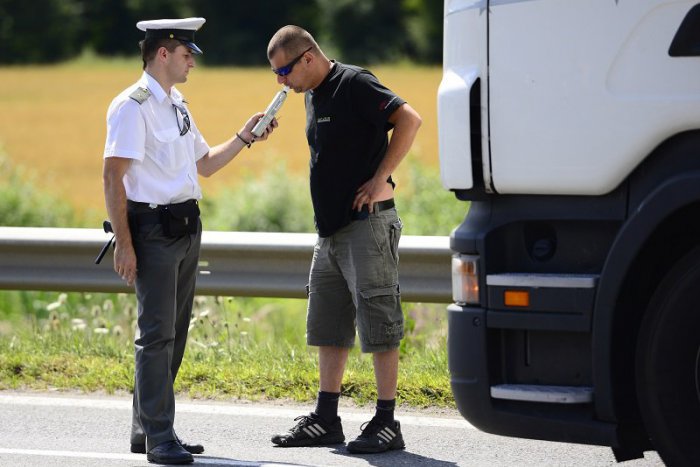 Ilustračný obrázok k článku Štatistiky sú alarmujúce: Bratislavskí dopravní policajti si preto posvietia na vodičov!