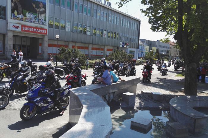 Ilustračný obrázok k článku FOTOGALÉRIA: Námestie slobody v Humennom zaplnili stovky motorkárov