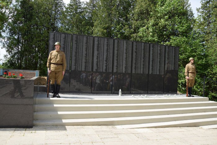 Ilustračný obrázok k článku Na žilinskom Vojenskom cintoríne odhalili pamätnú tabuľu s menami padlých vojakov