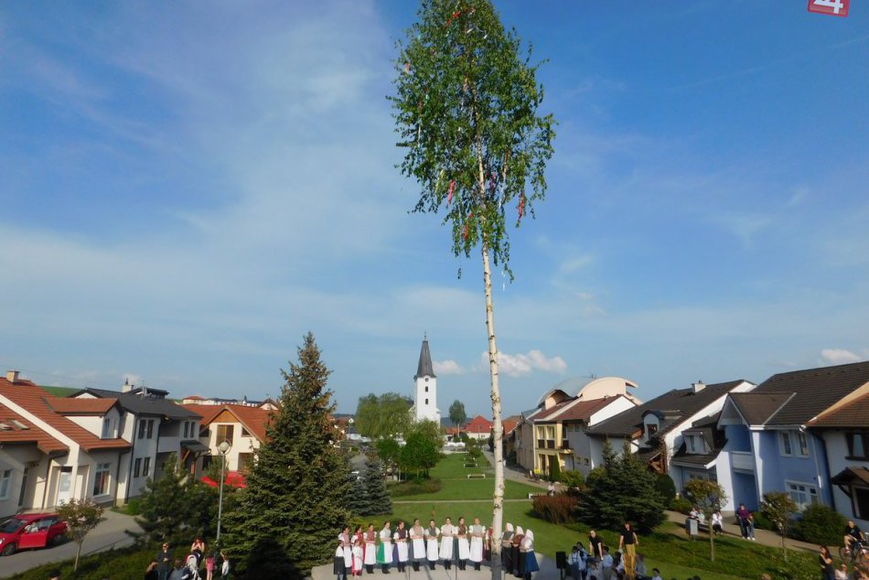 Ilustračný obrázok k článku V Smižanoch uchovávajú tradície: Takýto krásny máj postavili uprostred obce, FOTO