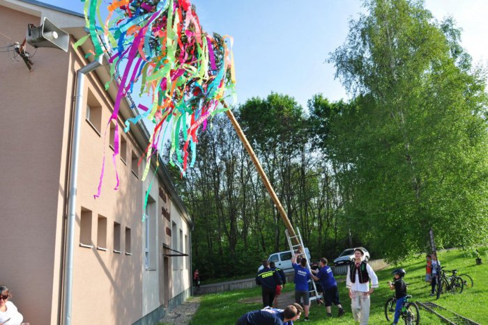 Ilustračný obrázok k článku Dedinské stavanie mája má svoje čaro: Najlepšie MOMENTY z obcí okolo Žiaru