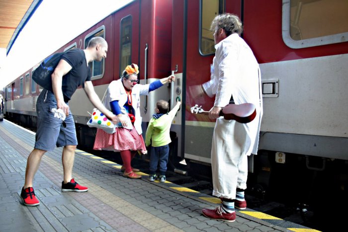 Ilustračný obrázok k článku Cestujúcich vo vlaku budú v nedeľu liečiť smiechom Červené nosy