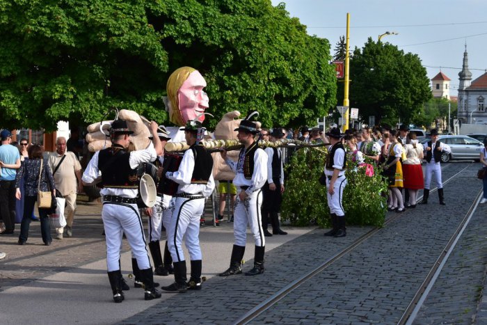 Ilustračný obrázok k článku Metropola východu ožila folklórom: V historickom centre postavili máj, FOTO