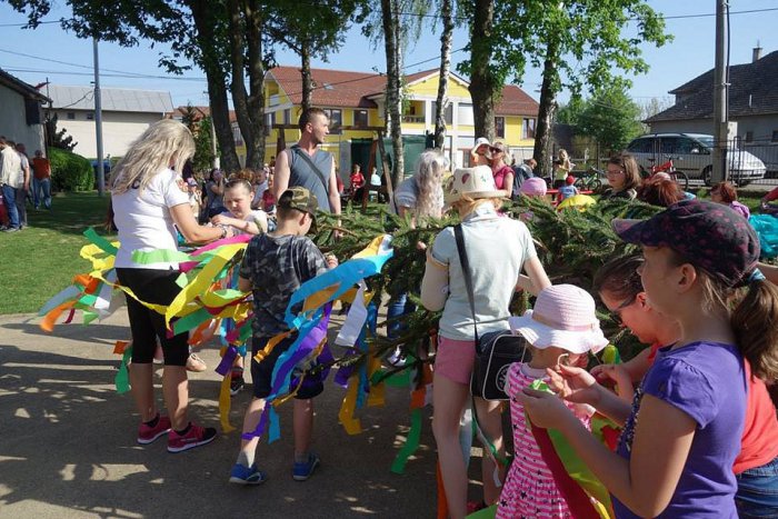 Ilustračný obrázok k článku Dedinské stavanie mája má svoje čaro: Najlepšie MOMENTY z obcí okolo Trenčína