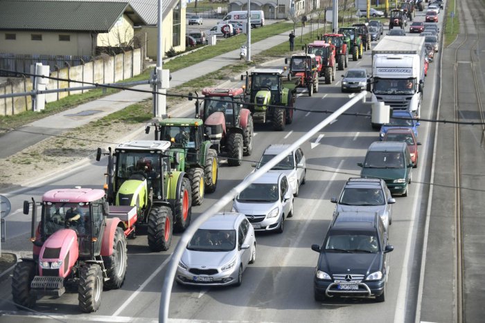 Ilustračný obrázok k článku Protestná jazda poľnohospodárov v Žilinskom kraji: Pozrite, kde a kedy sa budú pohybovať