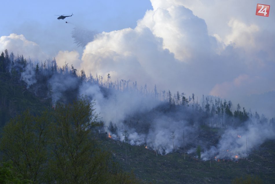 Ilustračný obrázok k článku Požiar vo Vysockých Tatrách sa v noci nerozšíril: Hasiči ho postupne likvidujú