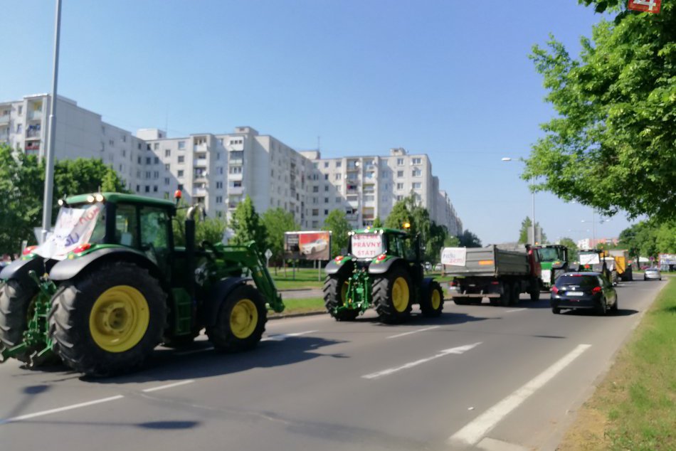 Ilustračný obrázok k článku FOTO a VIDEO: V Michalovciach boli v akcii farmári. Protest na poľnohospodárskych strojoch!