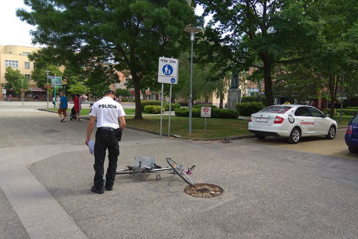Ilustračný obrázok k článku Nehoda v centre Nových Zámkov: Na Hlavnom námestí zrazil taxík cyklistku (70)