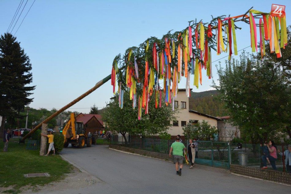 Ilustračný obrázok k článku Dedinské stavanie mája má svoje čaro: Najlepšie MOMENTY z obcí okolo Považskej