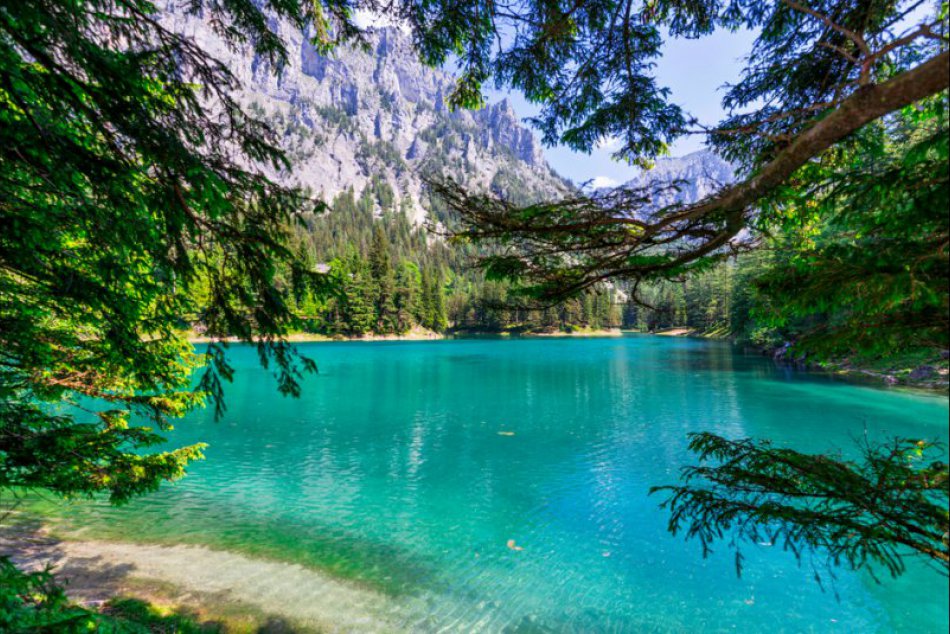 Ilustračný obrázok k článku Tip na výlet: Objavte najkrajšie miesto Rakúska – smaragdovozelené Grüner See