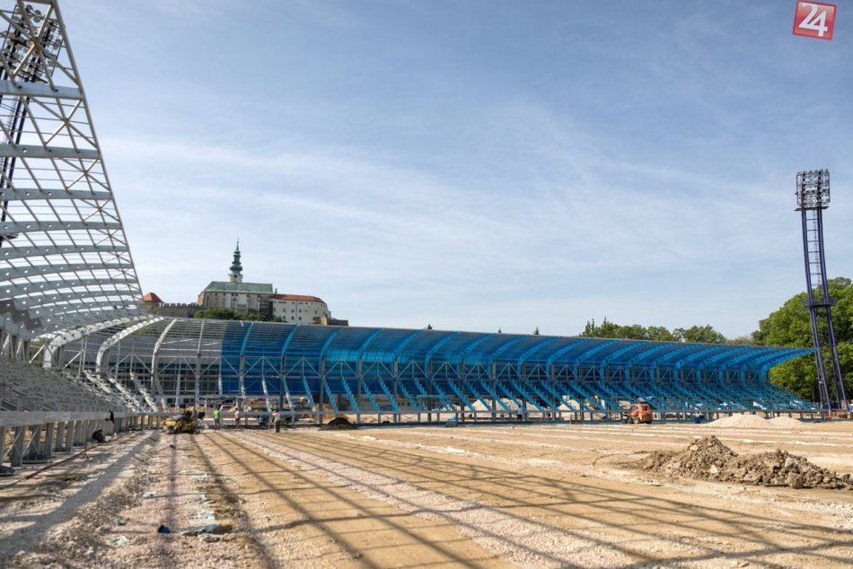 Ilustračný obrázok k článku FOTO: Rekonštrukcia štadióna FC Nitra napreduje, trávnik chcú položiť koncom júna