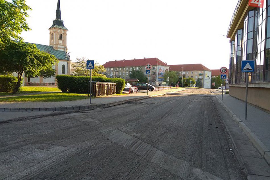 Ilustračný obrázok k článku Rekonštrukcie ciest v Zámkoch: Práce teraz pokračujú v centre mesta
