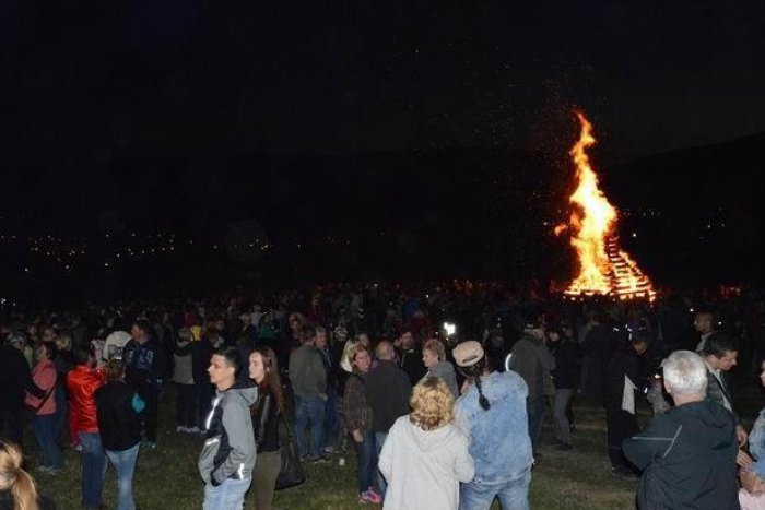 Ilustračný obrázok k článku Nad Rožňavou aj tento rok horela vatra: Pozrite si priebeh akcie na FOTKÁCH