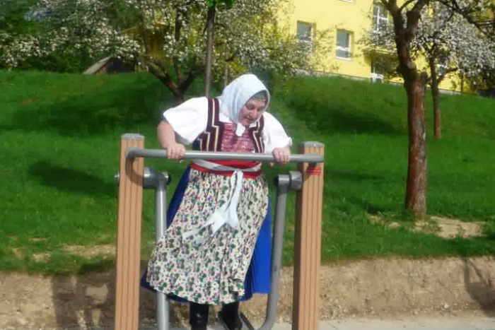 Ilustračný obrázok k článku Roztomilé VIDEO z východoslovenskej dediny: Babka v akcii na outdoorovom ihrisku!