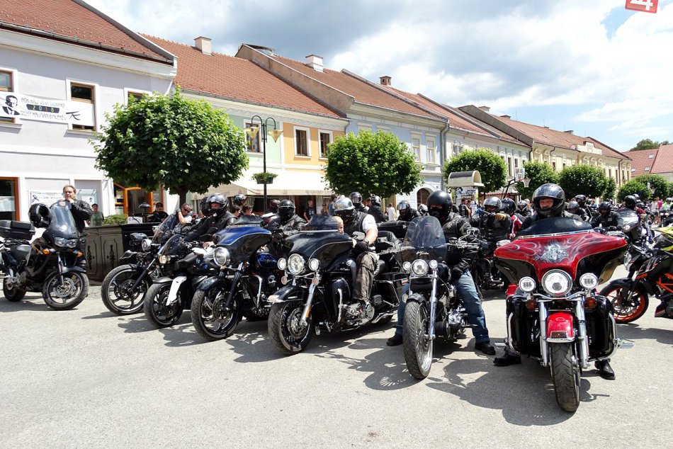 Ilustračný obrázok k článku Námestie v Rožňave patrilo motorkárom: Tohtoročnú sezónu odštartovali spoločne, FOTO a VIDEO