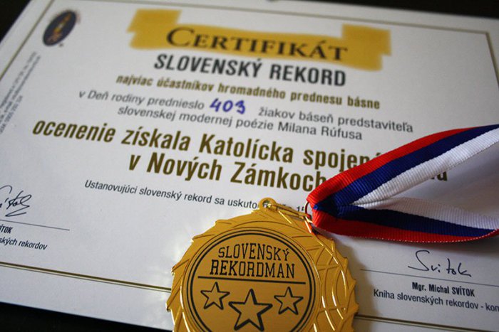 Ilustračný obrázok k článku Zámky sa postarali o slovenský rekord: Básne recitovalo súčasne vyše 400 detí