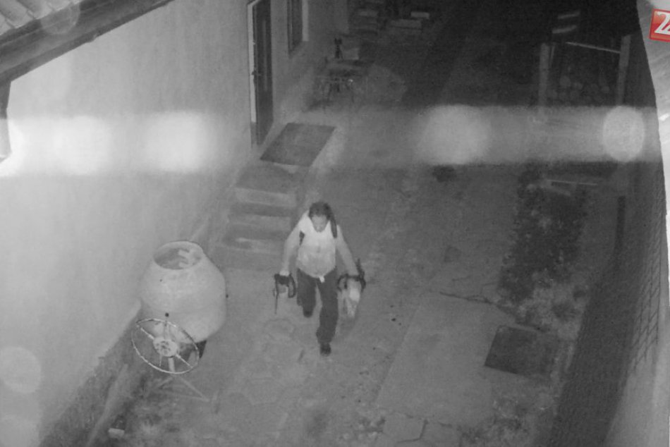 Ilustračný obrázok k článku FOTO: Krádež v obci neďaleko Revúcej. Nepoznáte muža, ktorého zachytila kamera?